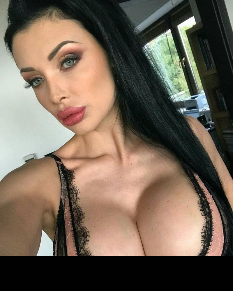 AlettaOceanLive.com – Aletta Ocean – Home Video In Amsterdam [Openload Streaming]